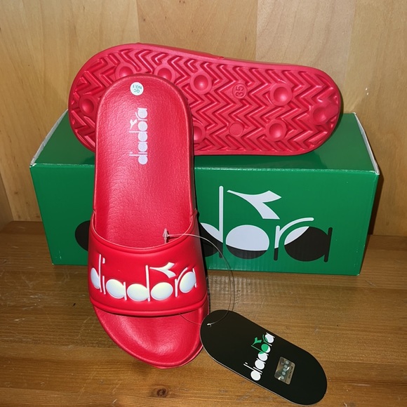Diadora Serifos ‘90 Boy’s Slide Sandals NIB - Picture 2 of 2